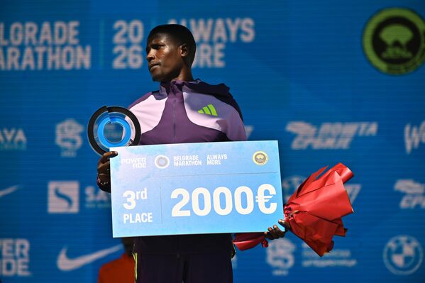 Кенијац Ерот Јохана је дуго водио трку, диктирао темпо, али је по преласку Бранковог моста изгубио снагу и на крају заузео трећу позицију са временом од 02:09:55. - Sputnik Србија