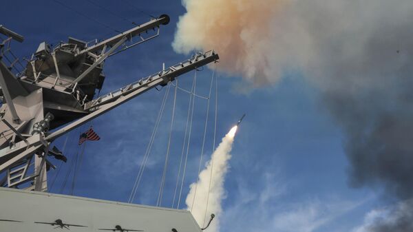 Эsminec klassa USS Thomas Hudner proizvodit pusk raketы Tomahawk vo vremя operacii Эpičeskaя яrostь - Sputnik Srbija
