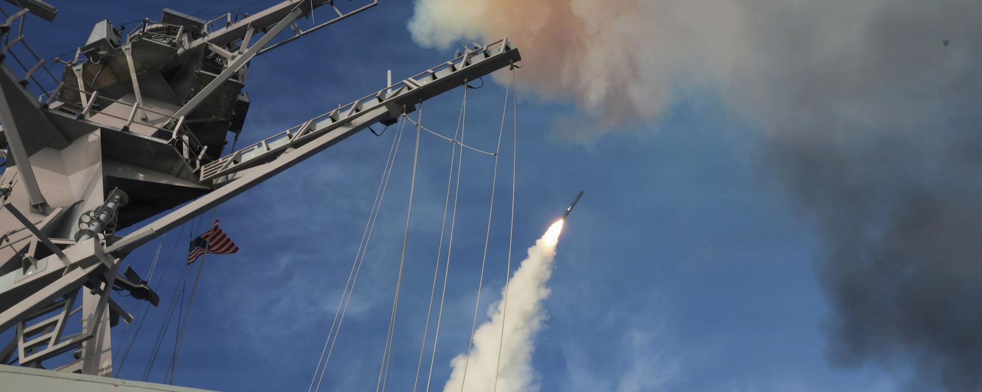 Эсминец класса USS Thomas Hudner производит пуск ракеты Tomahawk во время операции Эпическая ярость - Sputnik Србија, 1920, 19.04.2026