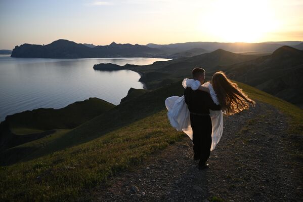 Mladenci koriste prolećno vreme za slikanje. - Sputnik Srbija