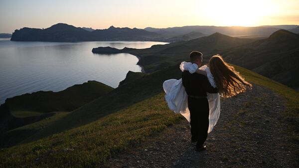 Molodoženы na gore Džan-Kutaran v Krыmu  - Sputnik Srbija