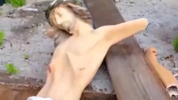 Razbijen Isus - Sputnik Srbija