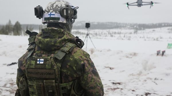 Фински нареднику правља дроном на полигону за обуку Ровајерви током арктичких вежби НАТО-а „Хладни одговор“ у Рованиемију, Финска. - Sputnik Србија