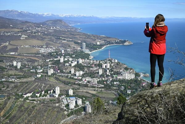 Поглед на насеље Партенит са планине Ају-Даг (Медвеђа гора) на Криму. - Sputnik Србија