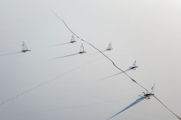 Спортисти током трка на такмичењу у једрењу у класи буер DN „Велики куп Сибира“ у акваторијуму Новосибирског акумулационог језера. - Sputnik Србија