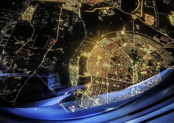 Поглед на ноћни Каиро кроз прозор авиона. - Sputnik Србија