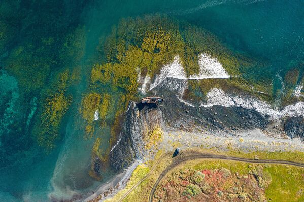 Рибарски брод, насукан на обалу рта Немецки, на полуострву Рибачји у Мурманској области. - Sputnik Србија