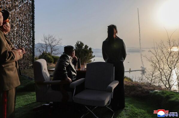 Лидер Северне Кореје Ким Џонг Ун надгледао је пробно лансирање. - Sputnik Србија