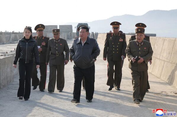 Лидер Северне Кореје је рекао да је развој различитих касетних бојевих глава ефикасан у повећању способности војске да врши ударе велике густине. - Sputnik Србија