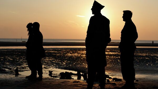 Siluete vojnika na obali Normandije kao reminiscencija na Dan D i borbu protiv nacizma - Sputnik Srbija
