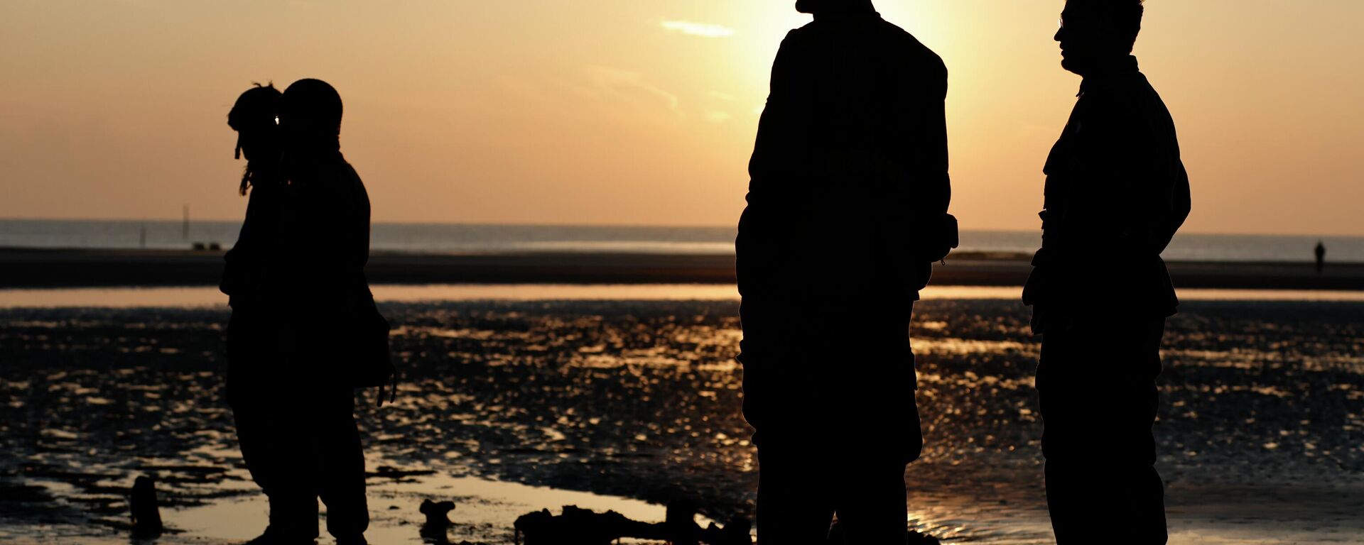 Силуете војника на обали Нормандије као реминисценција на Дан Д и борбу против нацизма - Sputnik Србија, 1920, 21.04.2026