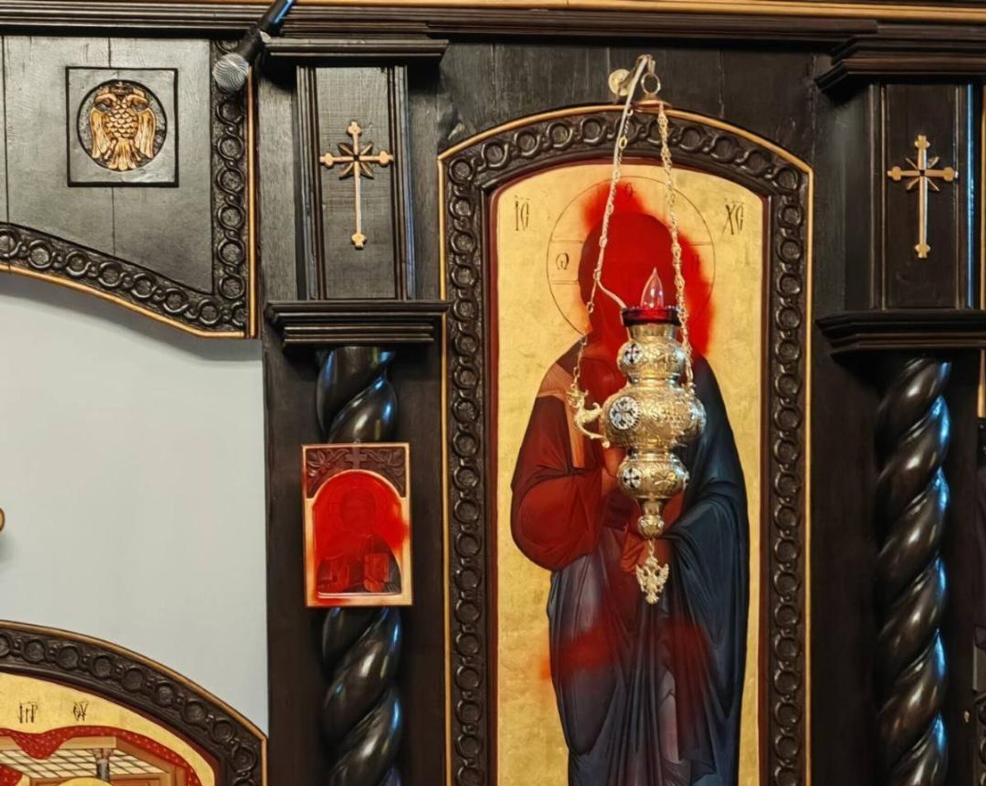 Циљано су црвеном бојом префарбана лица Господа Исуса Христа и Пресвете Богородице - Sputnik Србија, 1920, 21.04.2026