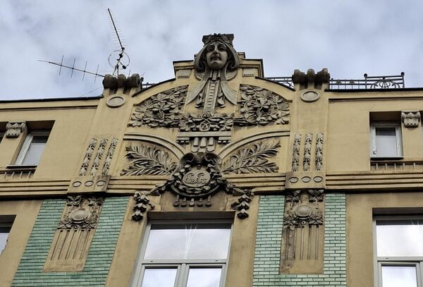 Богато декорисана фасада Зграде трговца Стаменковића изграђене 1907. године према пројекту архитеката Андре Стевановића и Николе Несторовића. На здању су уочљиви бројни декоративни елементи – зелене керамичке плочице са складно уклопљеним украсима и оградом од кованог гвожђа на завршетку крова - Sputnik Србија