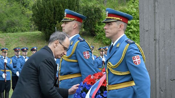 Премијер Ђуро Мацут положио венце у спомен парку у Јајинцима  - Sputnik Србија