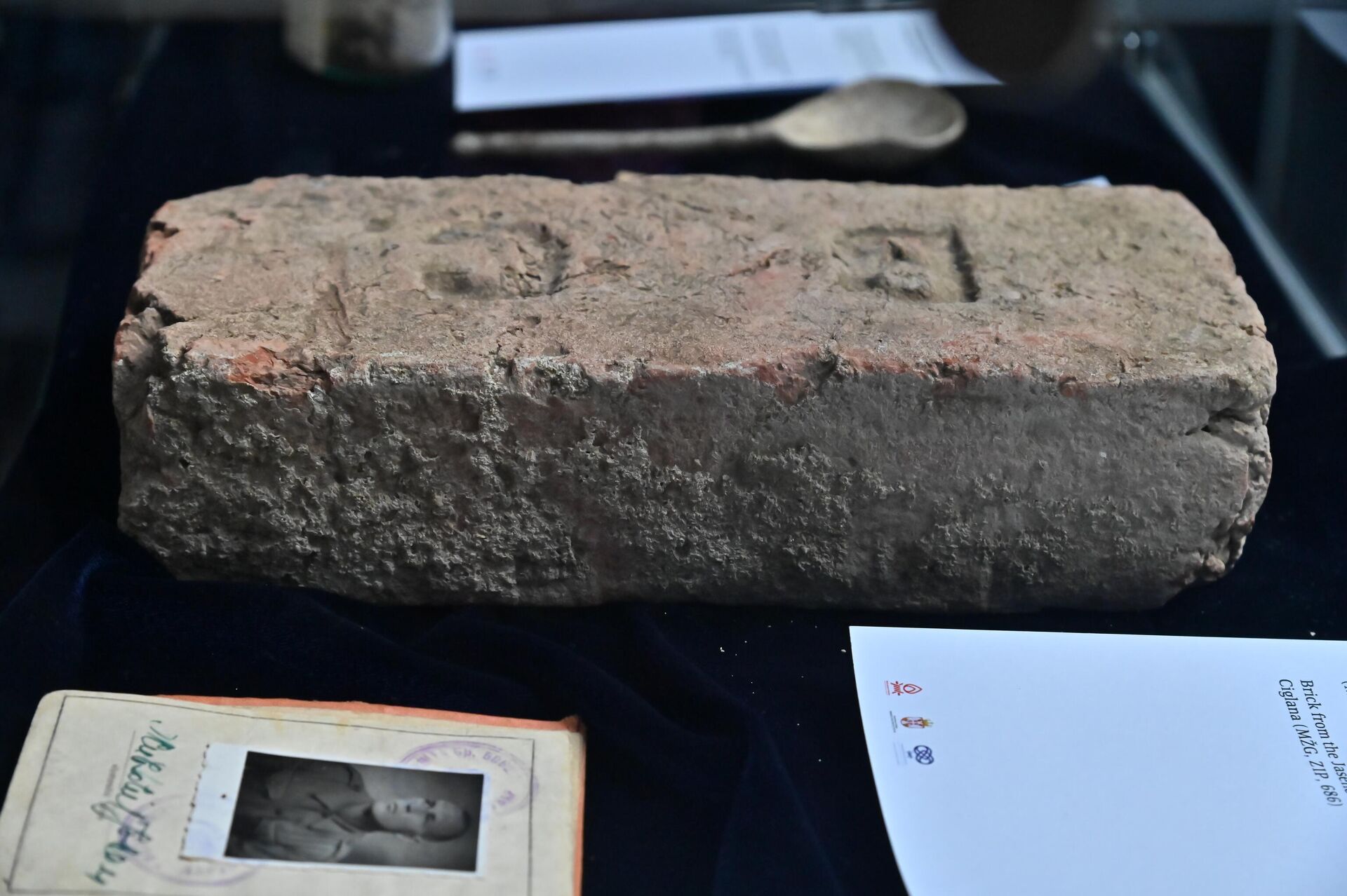 Један од изложених артефаката је и цигла из логора Јасеновац. Глав­ни део концентрационог логора Јасеновац био је  „Ци­гла­на”, ло­гор отво­рен на ме­сту не­ка­да­шње ци­гла­не срп­ске по­ро­ди­це Ба­чи - Sputnik Србија, 1920, 22.04.2026