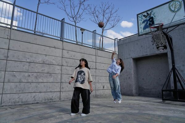 Девојчице играју кошарку у једном јужном насељу Техерана,. - Sputnik Србија
