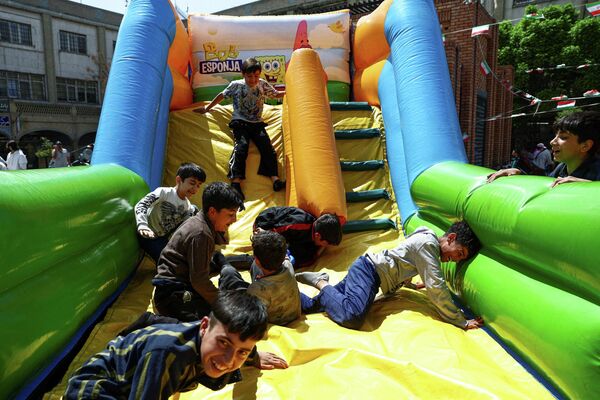 Деца се играју на Техеранском базару, током примирја између Сједињених Америчких Држава и Ирана. - Sputnik Србија