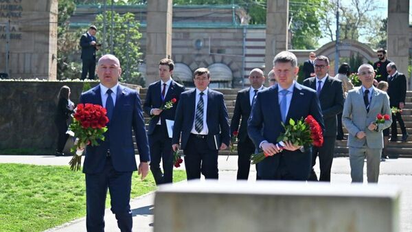 Руски и српски министри Решетњиков и Поповић положили венце на гробљу ослободилаца Београда - Sputnik Србија