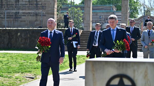 Руски и српски министри Решетњиков и Поповић положили венце на гробљу ослободилаца Београда /фото/