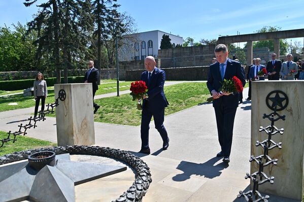 Током посете руске делегације Београду копредседници Међувладиног српско-руског комитета за трговину, руски министар за економски развој Максим Решетњиков и министар у Влади Србије Ненад Поповић положили су венце на Гробљу ослободилаца Београда  - Sputnik Србија