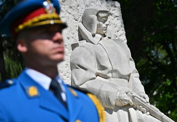 Венци су положени и крај Споменика Црвеноармејцу  - Sputnik Србија