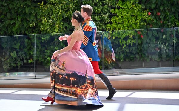  Девојка обучена у хаљину на којој су насликани симболи Санкт Петербурга - Sputnik Србија