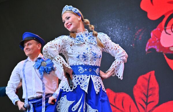 Поред руског, бенд изводи песме на енглеском, грузијском, јерменском, азербејџанском, летонском, хебрејском и другим језицима...  - Sputnik Србија