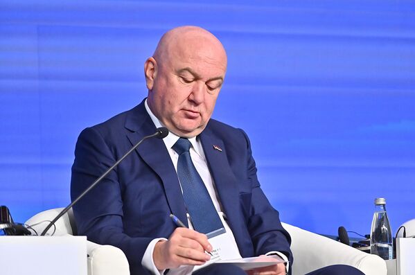 Министар у Влади Србије Ненад Поповић је навео податак да у Србији послује око 2.400 привредних друштава са руским капиталом - Sputnik Србија