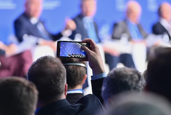 У оквиру Српско-руског пословног форума одржане су и три панел-дискусије посвећене актуелним темама од заједничког интереса за привредни развој Русије и Србије  - Sputnik Србија