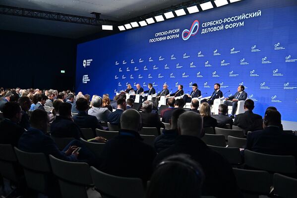 На пословном форуму учествовало је више од 200 учесника из Србије и Русије укључујући представнике државних институција, привреде, финансијског сектора као и стручњаке из више области. - Sputnik Србија