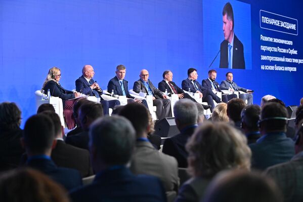 Претходног дана, привредна комора Србије и Руски пословни савет за сарадњу са Србијом организовали су  први Српско-руски пословни форум посвећен јачању економског партнерства између две земље - Sputnik Србија