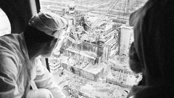 Дозиметристы осуществляют замер радиации после аварии на Чернобыльской АЭС - Sputnik Србија