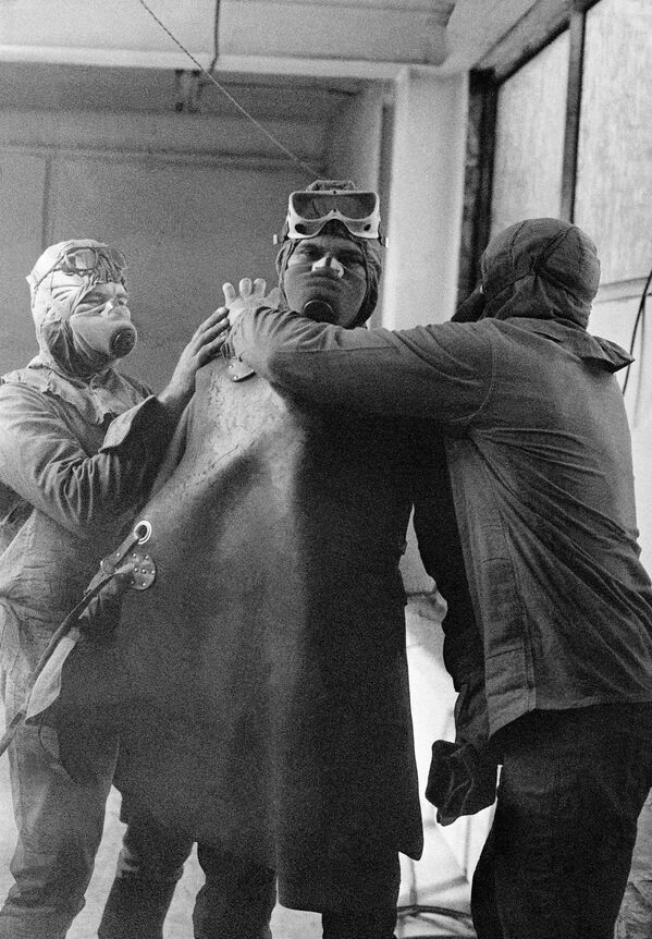 „Летњи дневник Чернобиља“. Серија о несрећи у нуклеарној електрани Чернобиљ. Група ликвидатора се спрема да уђе на кров реактора. Освојена прва награда World Press Photo у категорији Наука и технологија, 1986.  - Sputnik Србија