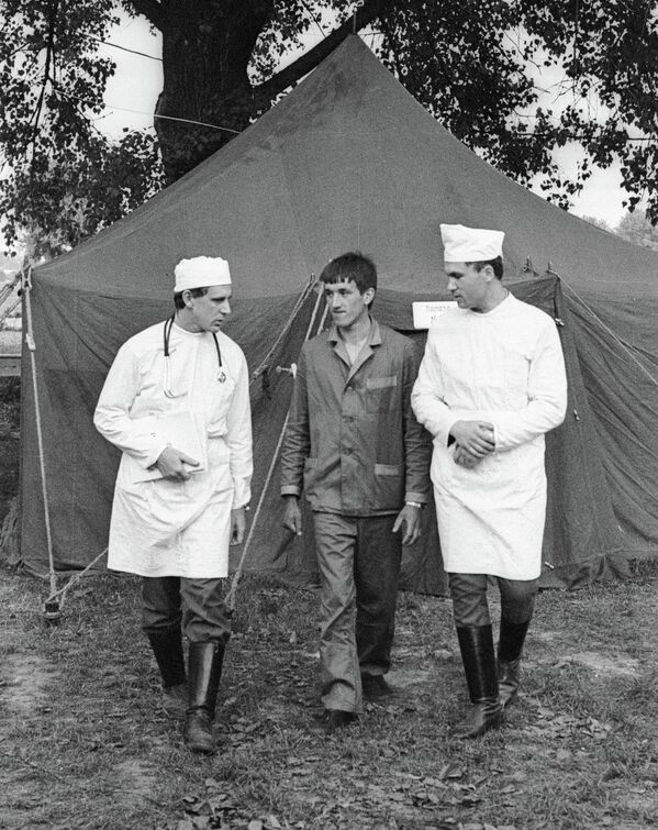 Особље пољске болнице прегледа наредника В. Засекина након несреће у нуклеарној електрани Чернобиљ. - Sputnik Србија