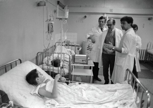 Генадиј Грушева, члан Врховног савета Белорусије и председник Комитета за децу Чернобиља Белоруског народног фронта, у посети дечјем хируршком центру. - Sputnik Србија