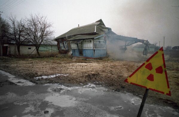 Напуштена кућа након несреће у нуклеарној електрани Чернобиљ. Читаво становништво око нуклеарне електране је евакуисано. - Sputnik Србија