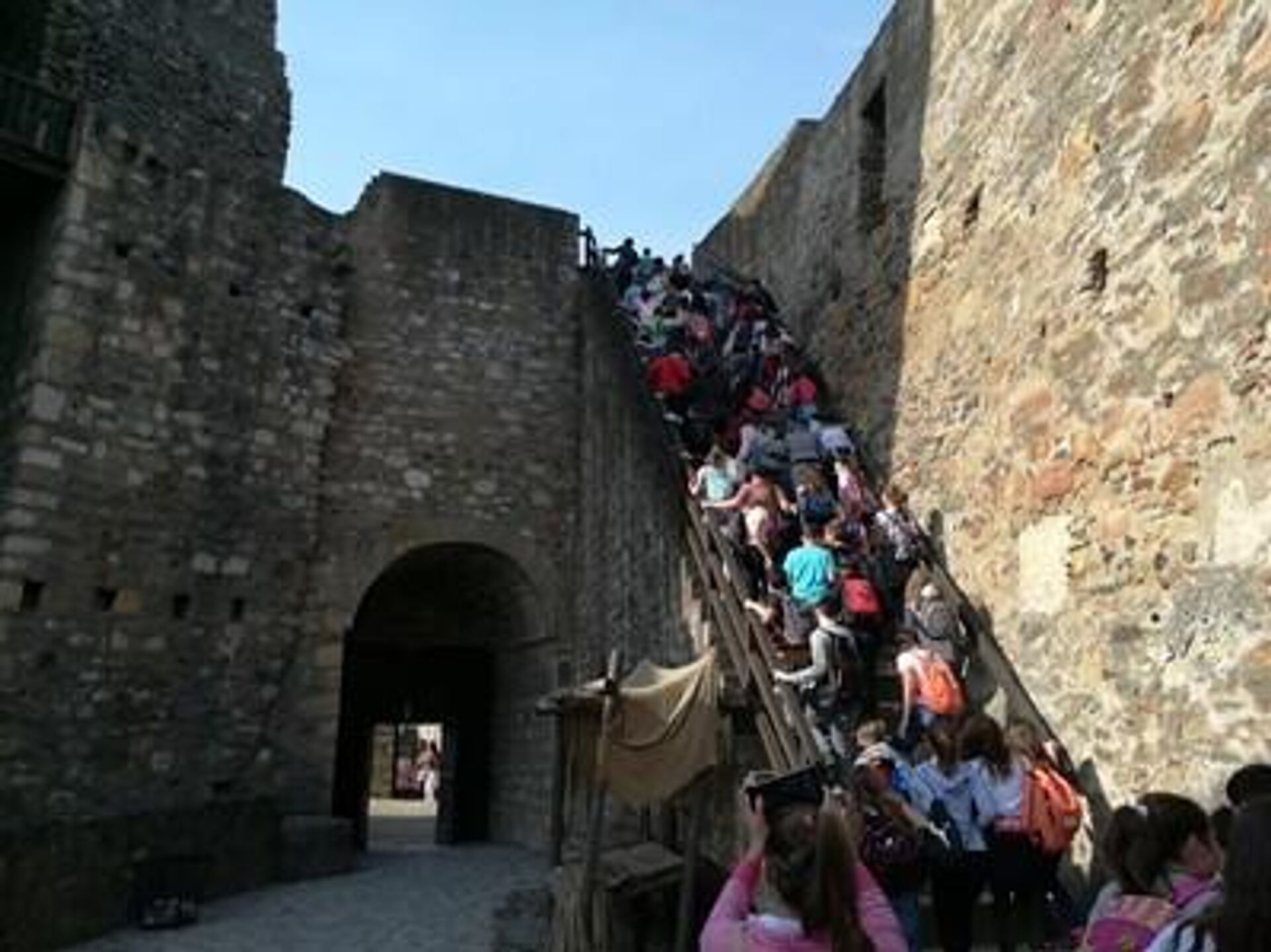 Са наставницом Јелицом тајне Смедеревске тврђаве откривају се на лицу места  - Sputnik Србија, 1920, 24.04.2026