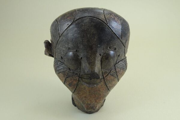 Dečak - jedna od najlepših figurina neolita, pronađena je samo deo, trup figurine nedostaje - Sputnik Srbija