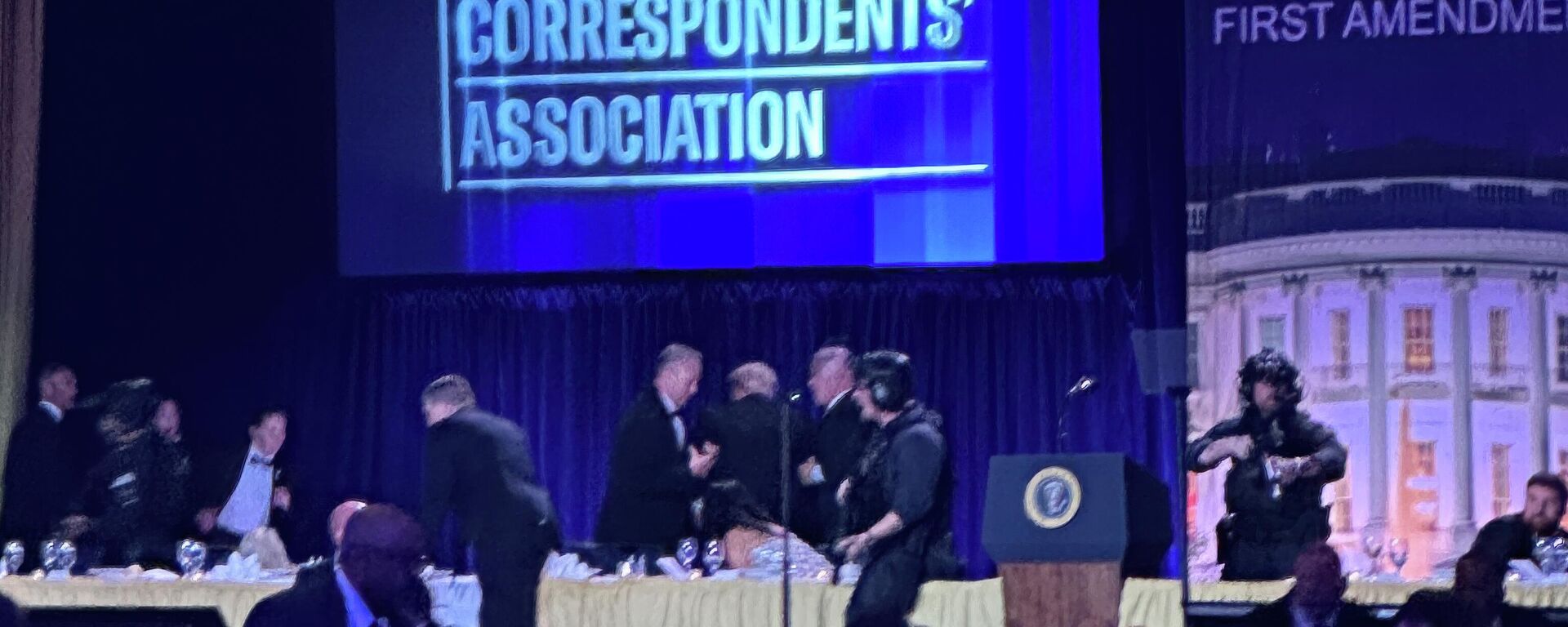 Доналд Трамп евакуисан током вечере са дописницима Беле куће. - Sputnik Србија, 1920, 26.04.2026