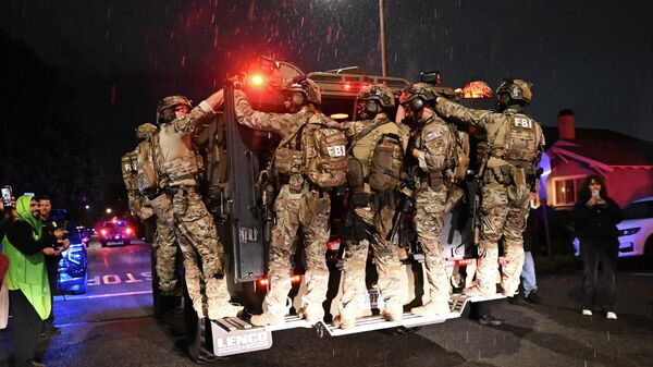 Припадници ФБИ долазе на место пуцњаве током вечере са дописницима из Беле куће. - Sputnik Србија