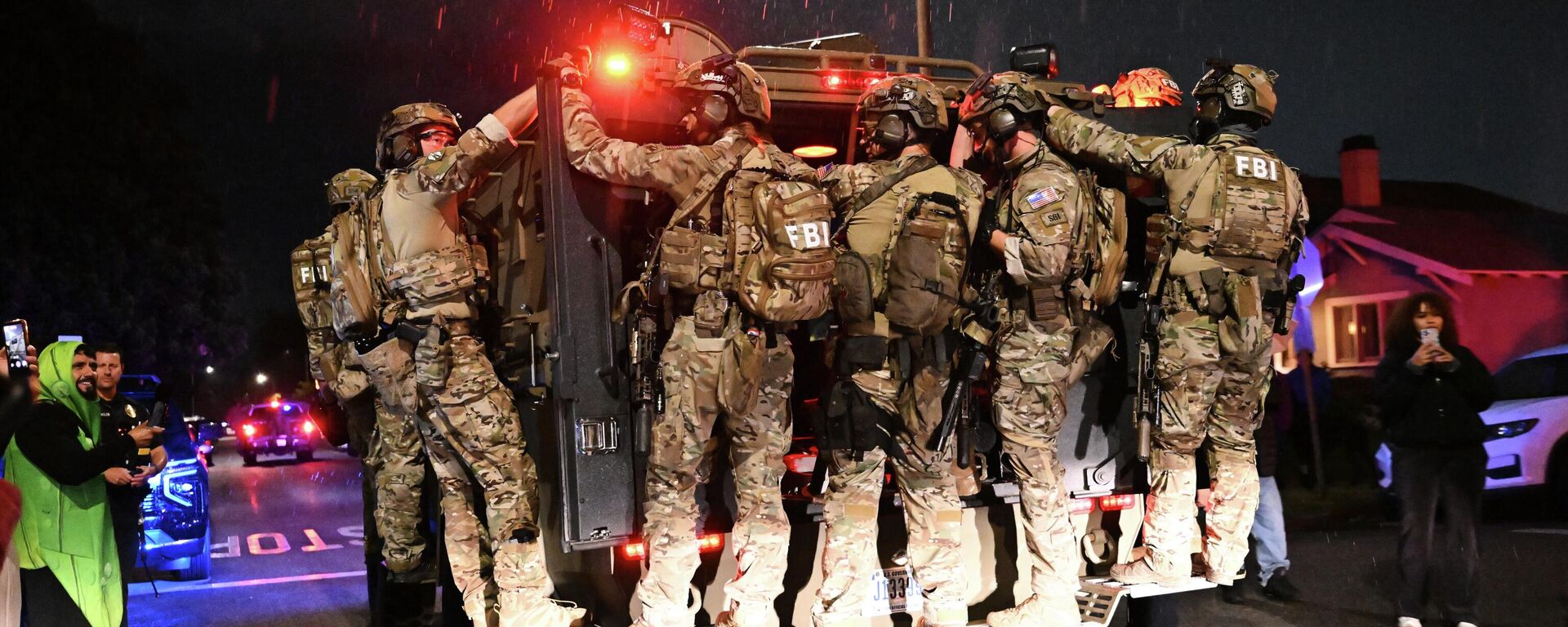 Припадници ФБИ долазе на место пуцњаве током вечере са дописницима из Беле куће. - Sputnik Србија, 1920, 26.04.2026