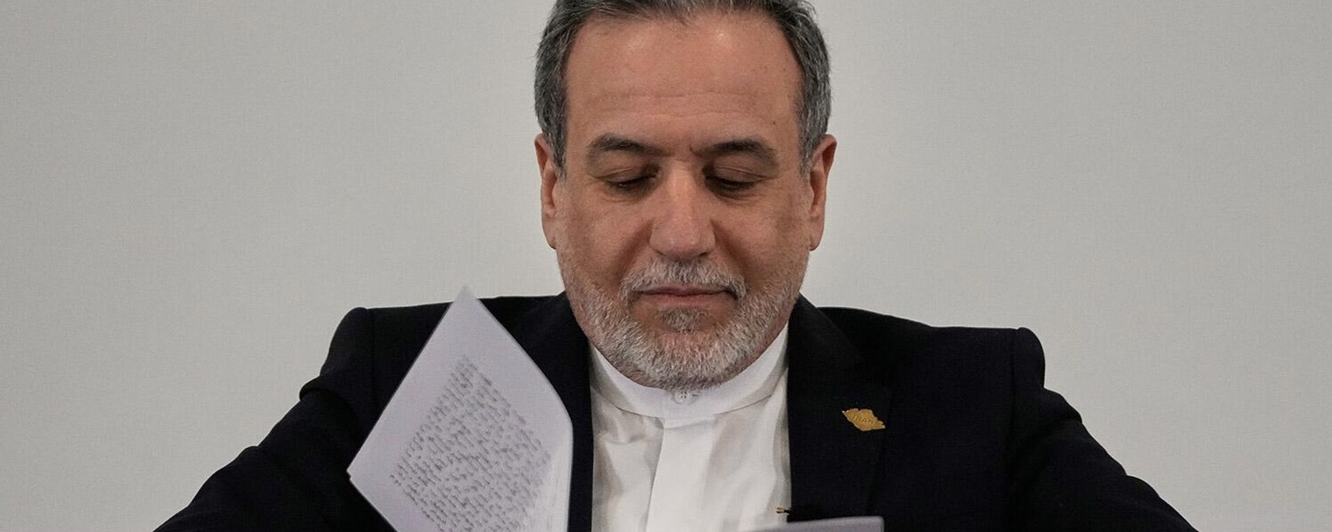 Ministr inostrannыh del Irana Abbas Arakči proverяet dokumentы vo vremя seminara v Beйrute (9 яnvarя 2026). Livan - Sputnik Srbija, 1920, 27.04.2026