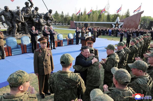 Током церемоније отварања севернокорејски председник Ким Џонг Ун нагласио потребу за јачањем веза Пјонгјанга и Москве у "моћан бедем". - Sputnik Србија