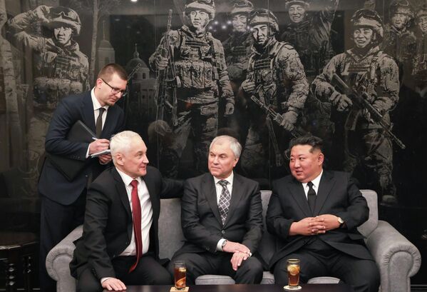 Ким Џонг Ун је приликом отварања Меморијалног музеја рекао да Комплекс представља посвећеност Северне Кореје и Русије јачању билатералних веза. Церемонији су присуствовали министар одбране Русије Андреј Белоусов и председник руске Државне думе Вјачеслав Володин. - Sputnik Србија