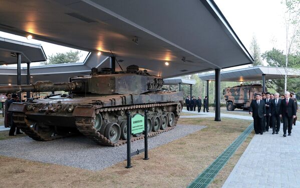 "Без обзира на то како се правила ратовања мењају и кад год и где год се догоди криза, требало би да будемо ојачани у искрен, посвећен и моћан бедем са јединственом снагом", рекао је Ким Џонг Ун. - Sputnik Србија