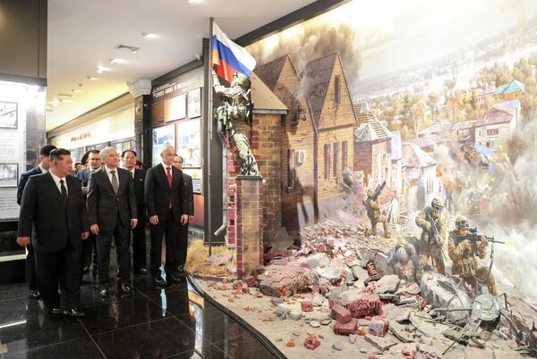 Он је додао да је операција ослобађања Курска имала "стратешко" значење, као и да су Северна Кореја и Русија онемогућиле оживљавање фашизма и да су сломиле ратне амбиције хегемонистичких снага, борећи се, како је навео, раме уз раме да бране мир и суверенитет. - Sputnik Србија