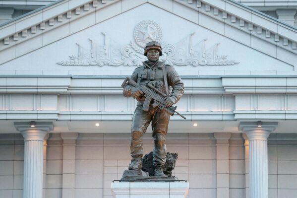 Ким Џонг Ун и руски председник Владимир Путин потписали су споразум о међусобној одбрани у Пјонгјангу у јуну 2024. године - Sputnik Србија