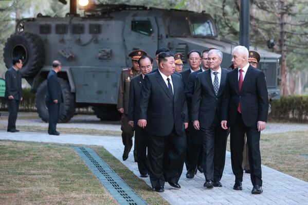 Ким Џонг Ун, Вјачеслав Володин и Андреј Белоусов, (с лева на десно, у првом плану) током обиласка музејско-меморијалног комплекса у Пјонгјангу. - Sputnik Србија