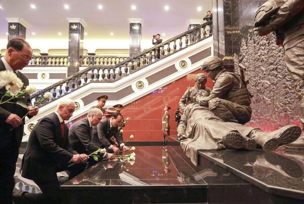 Севернокорејски министар одбране генерал Но Гванг-чол и његов руски колега, као и председник руске Државне думе Вјачеслав Володин на церемонији отварања музеја. - Sputnik Србија