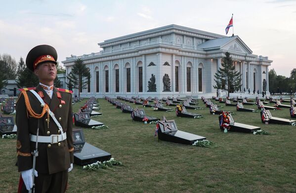 Поглед на Меморијални комплекс поред којег стоји севернокорејски војник. - Sputnik Србија